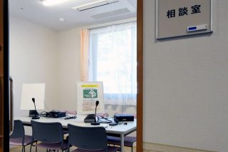相談室。受付カウンター、デスク、パソコンが配置された事務スペース。